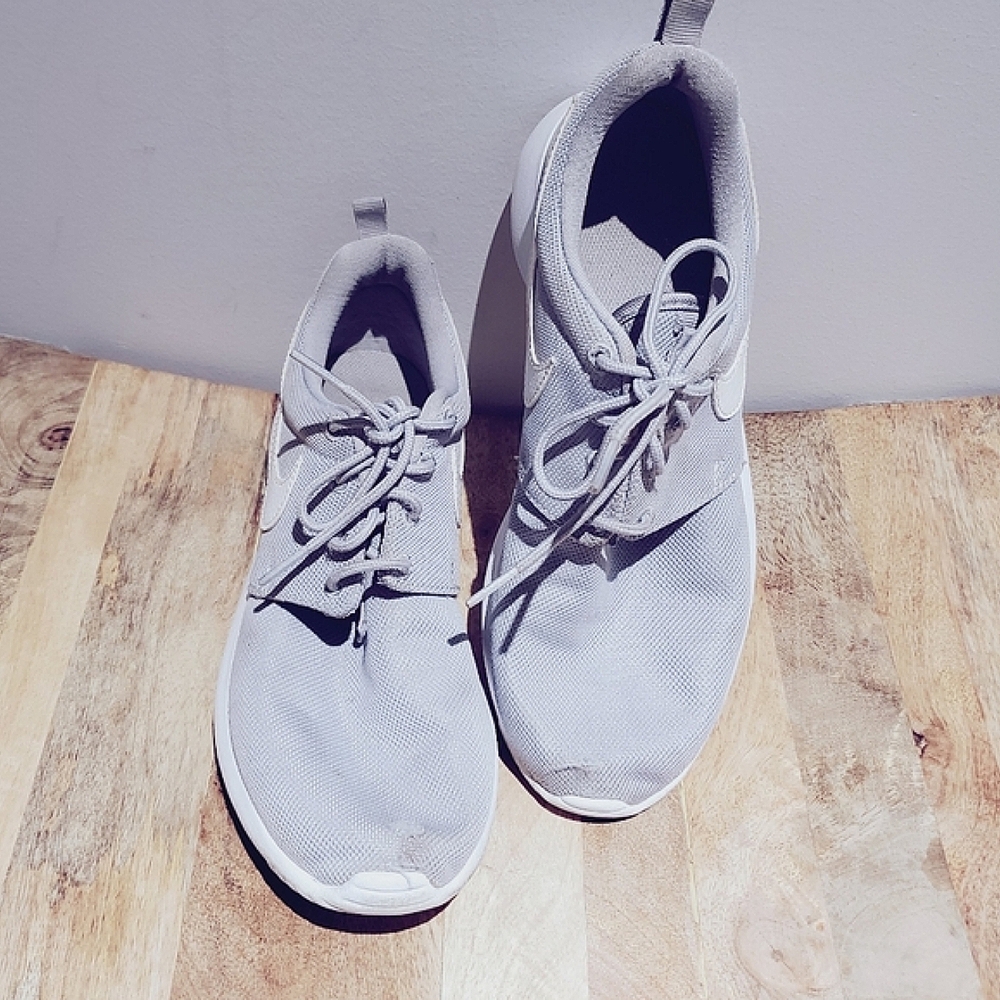 NIKE "ROSHE ONE" Wolf Grey Runners/ Sneakers
